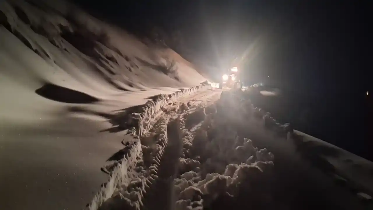 Antalya Kırsalında Ulaşım Hattı Durdu, Ekipler Seferber Oldu 4